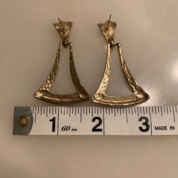 Vintage 1980’s post-back gold tone and green dangle earrings w/geometric lines. - Picture 3 of 4